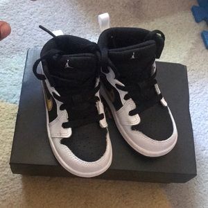 Jordan 1 Mid White/Gold-Black 7c
